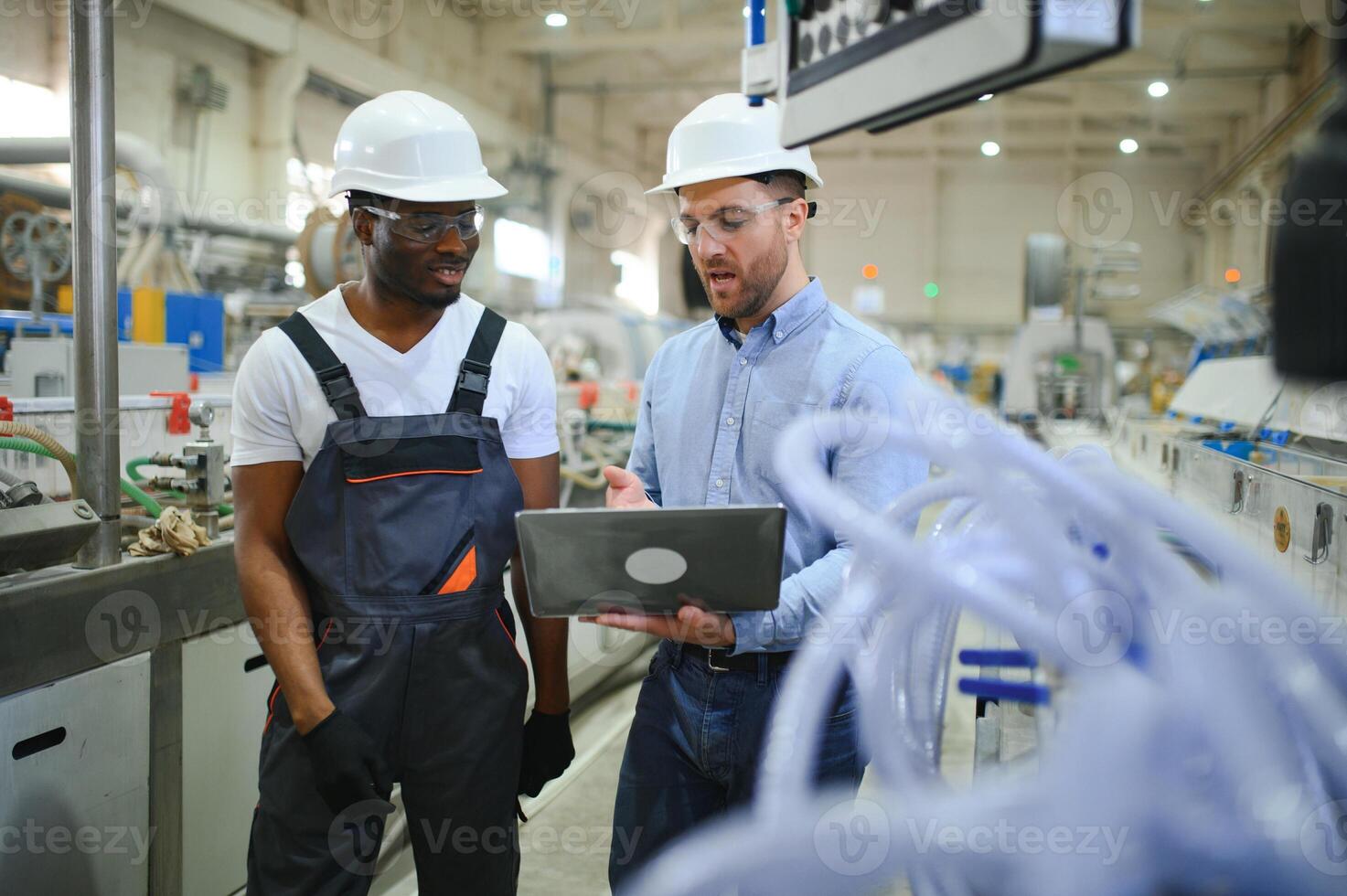 twee arbeiders Bij de fabriek. ingenieur en arbeider foto