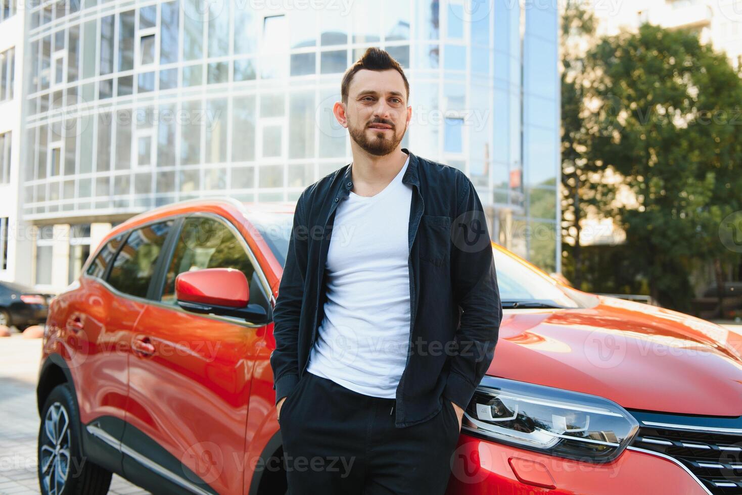 test rit voor auto. aangenaam dolblij knap jongen Holding stuurinrichting wiel en het rijden zijn auto terwijl uitdrukken blijdschap foto