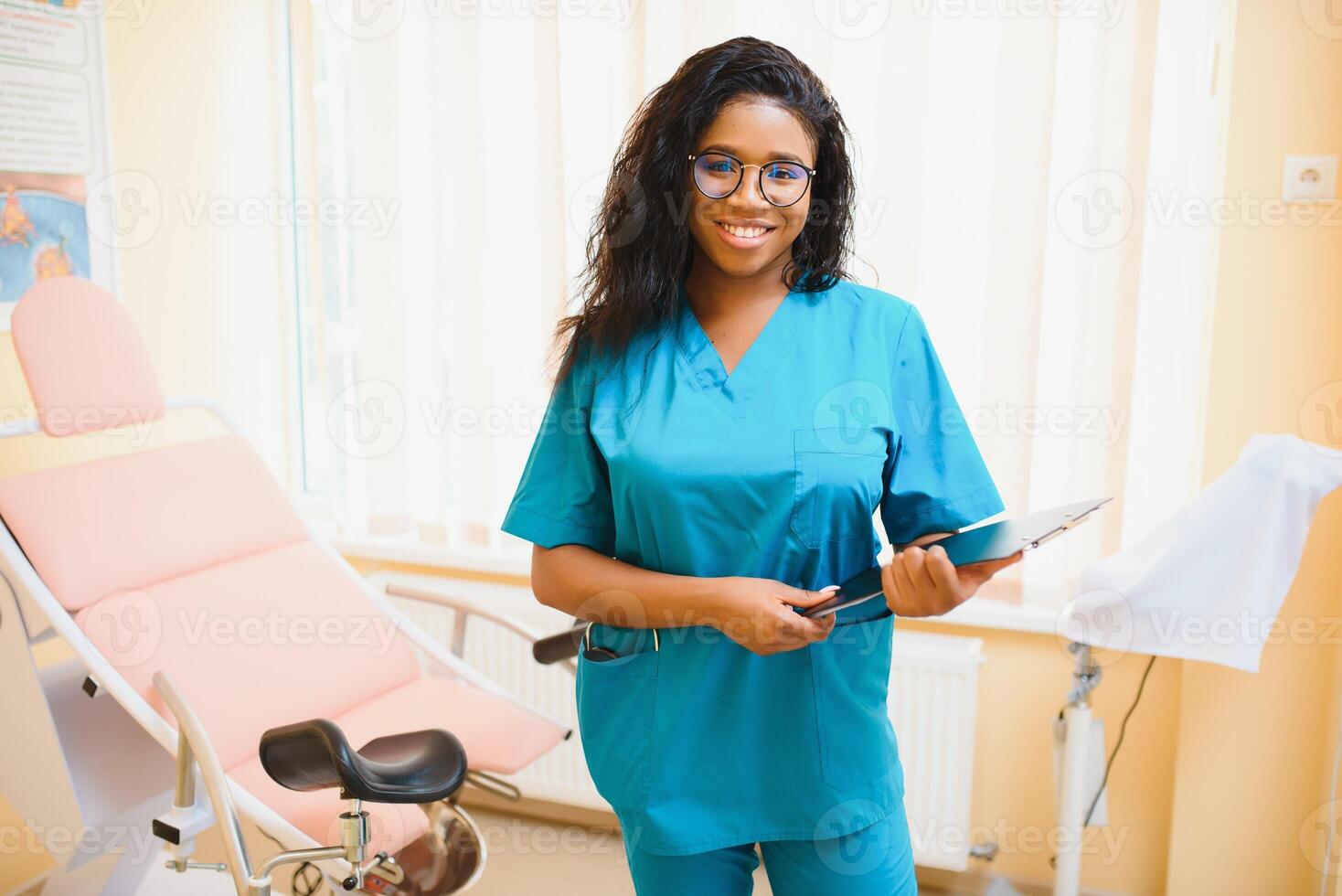 jong Afrikaanse Amerikaans vrouw dokter gynaecoloog staand in kliniek kantoor. foto