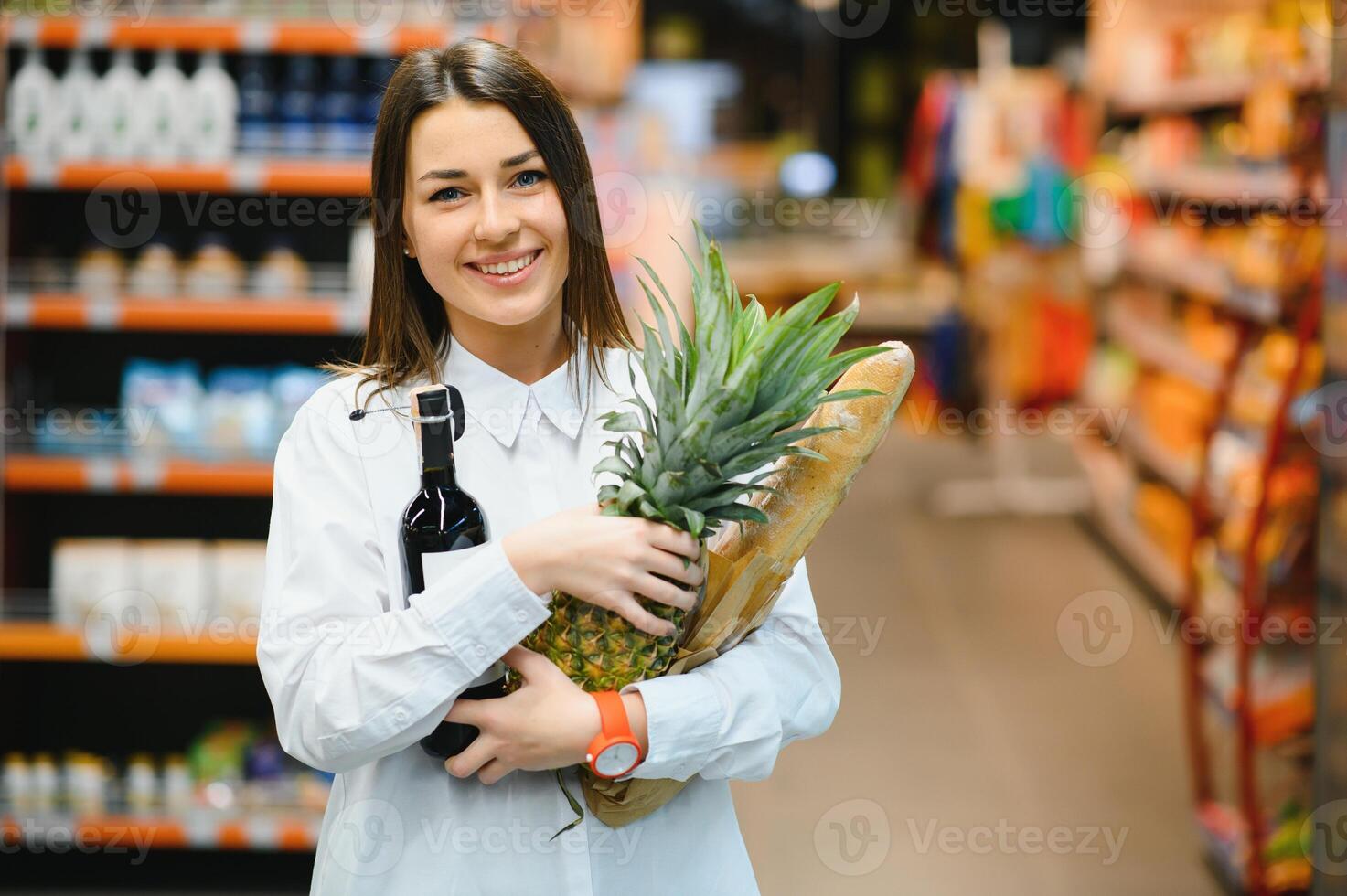 vrouw kruidenier boodschappen doen en op zoek heel gelukkig foto