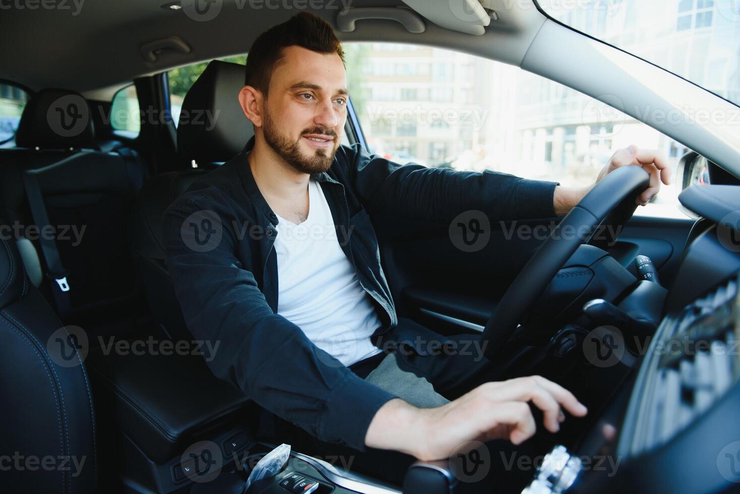 test rit voor auto. aangenaam dolblij knap jongen Holding stuurinrichting wiel en het rijden zijn auto terwijl uitdrukken blijdschap foto