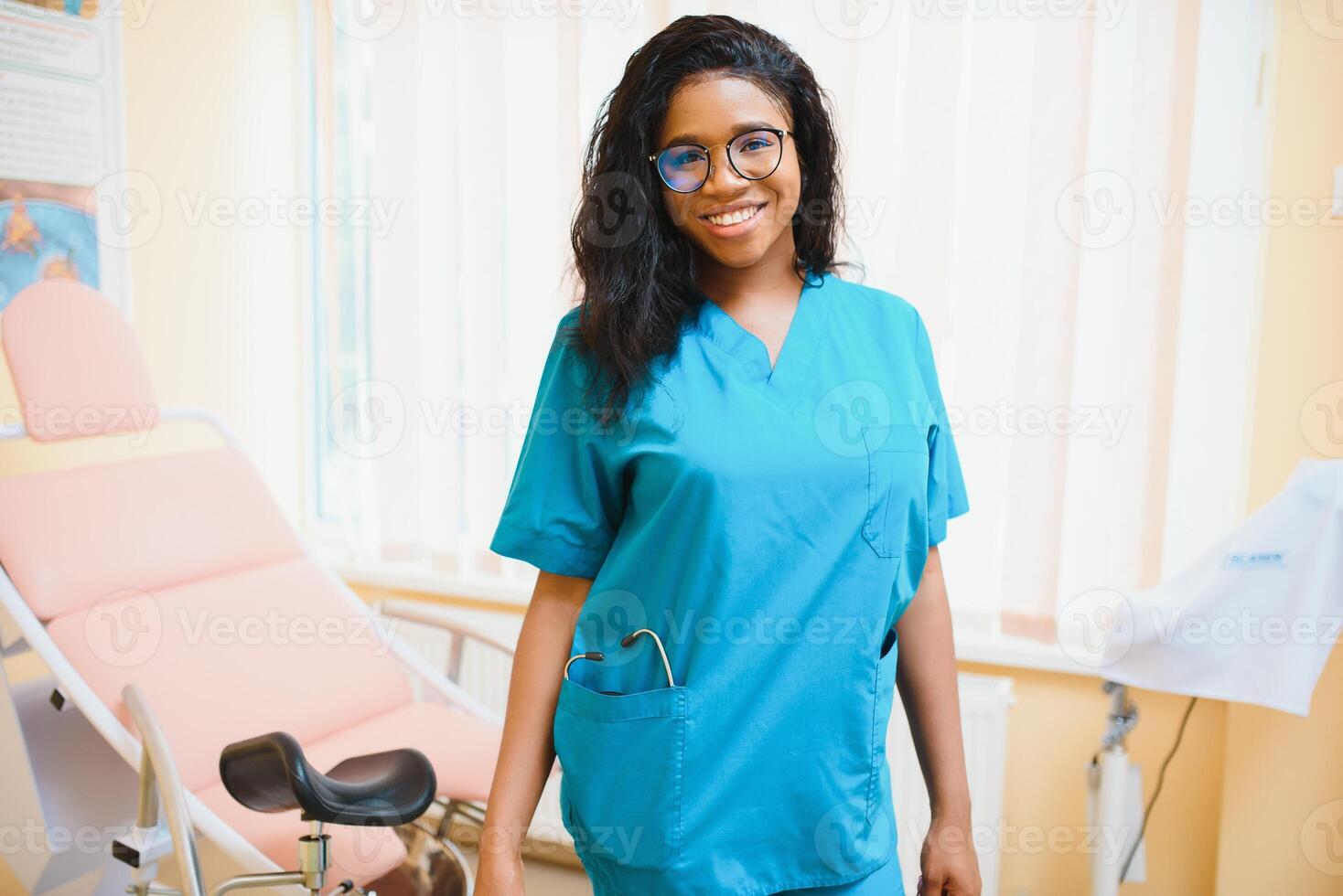 professioneel vrouw dokter Aan wazig overleg plegen kamer achtergrond. Afrikaanse Amerikaans gynaecoloog. gynaecologie concept. foto