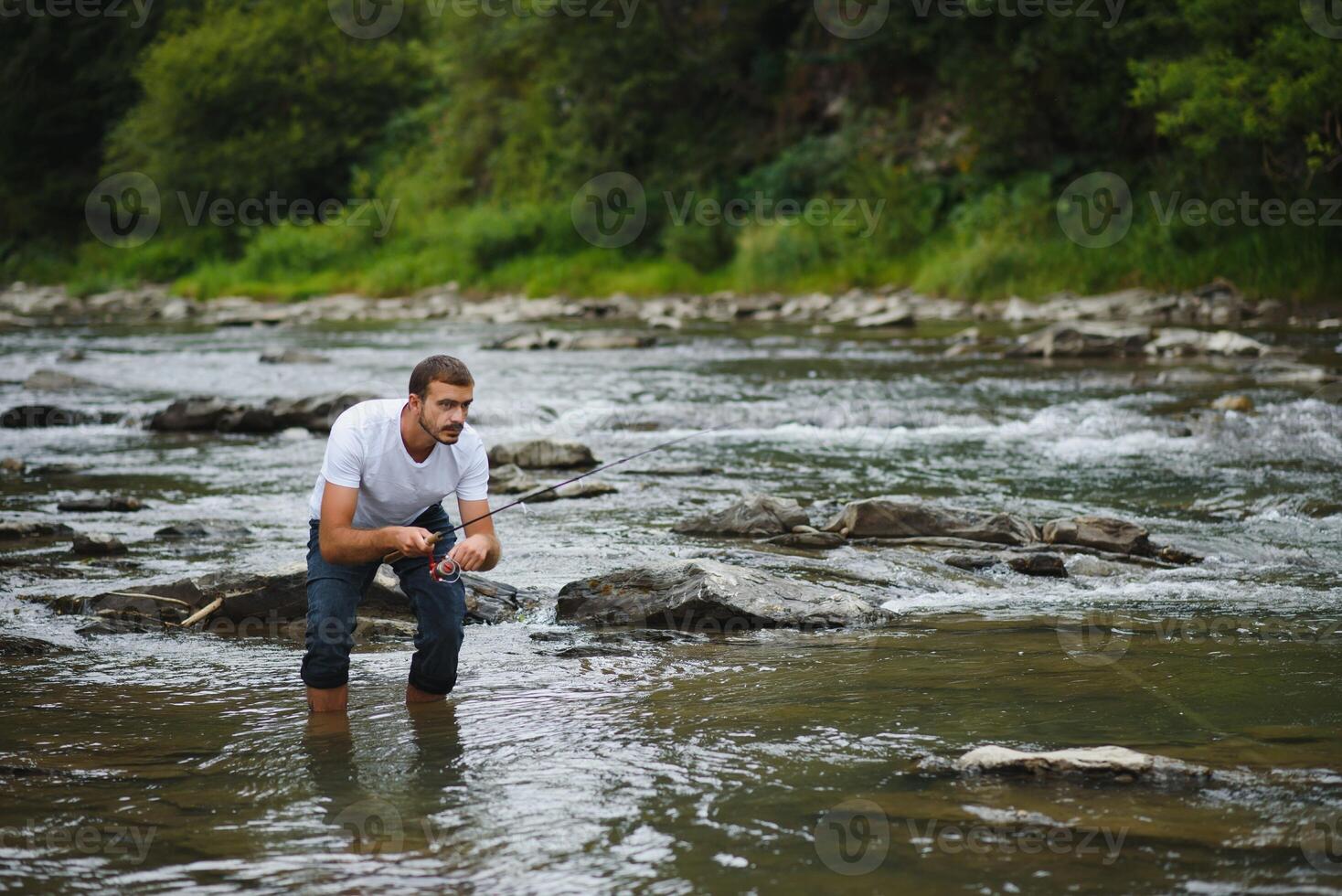 gebaard Mens vangen vis. zomer vrije tijd. volwassen Mens visvangst Aan de vijver. portret van vrolijk senior Mens vissen. mannetje vissen. fishman gehaakt spinnen in de rivier- aan het wachten groot vis foto