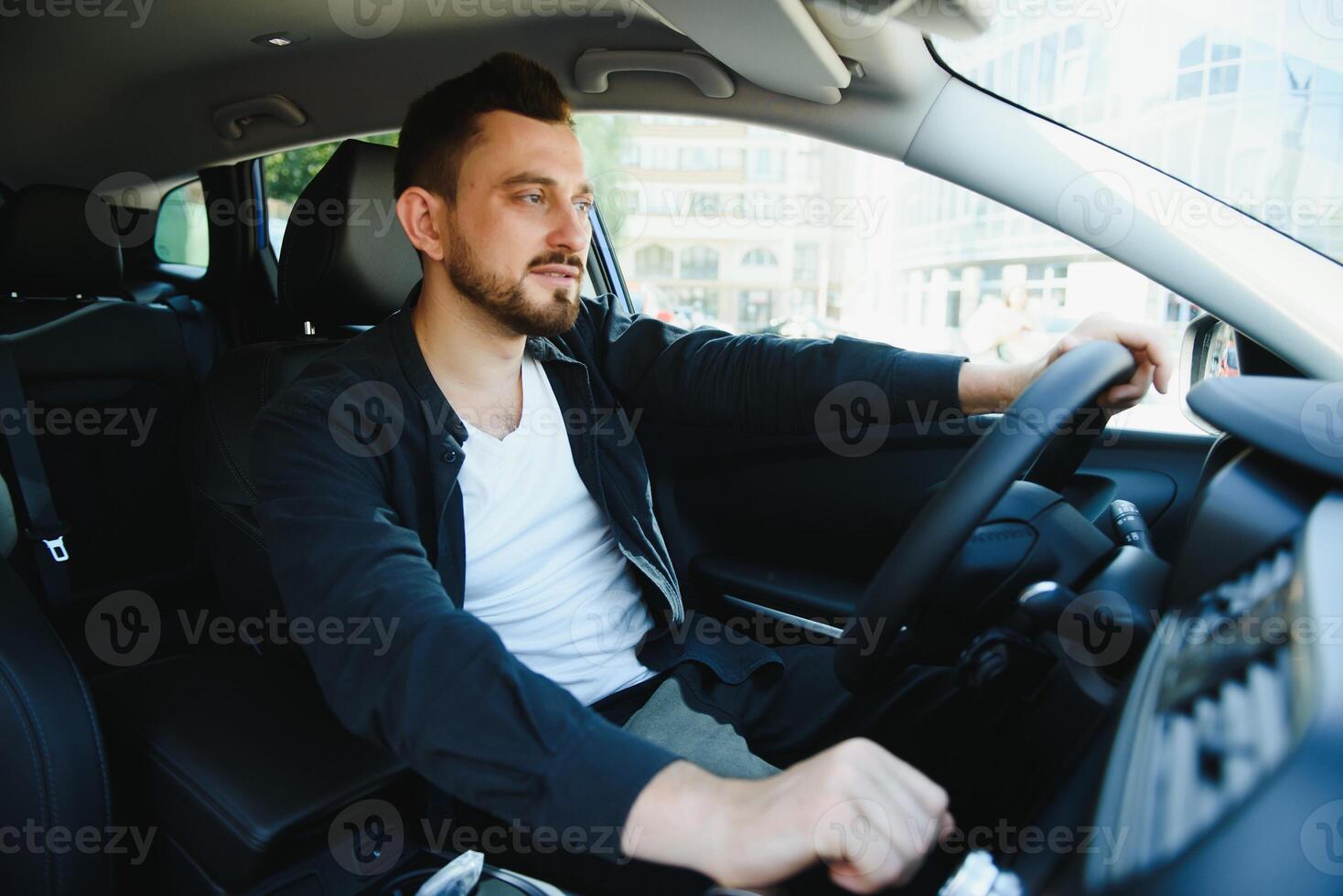 mode portret van elegant jong Mens in de auto foto