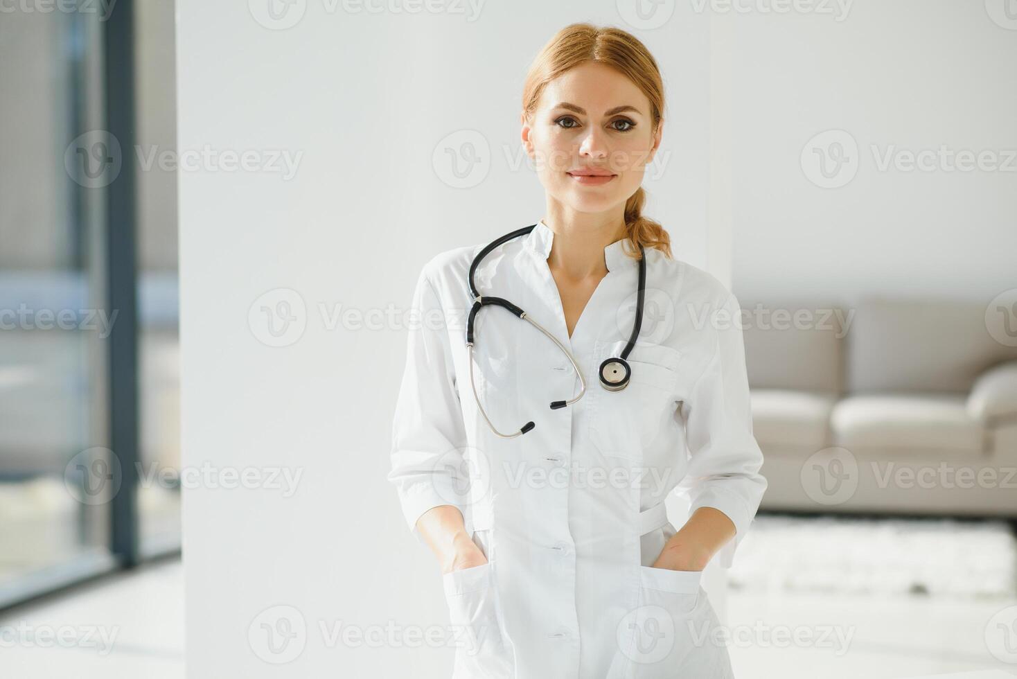 portret van een glimlachende vrouwelijke arts foto