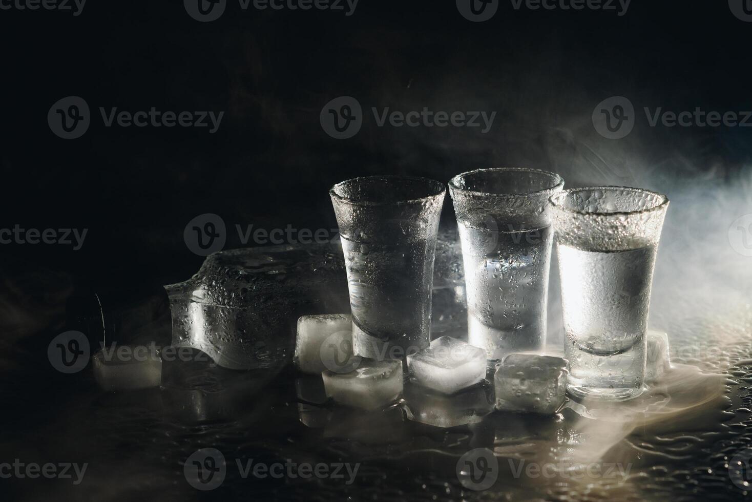 wodka in schot bril Aan donker achtergrond foto