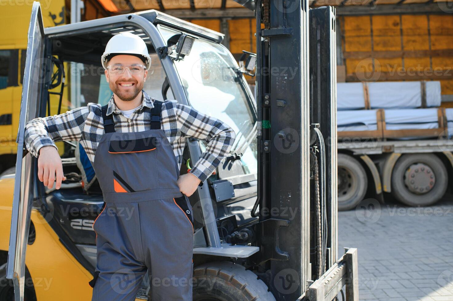 magazijn Mens arbeider met heftruck foto