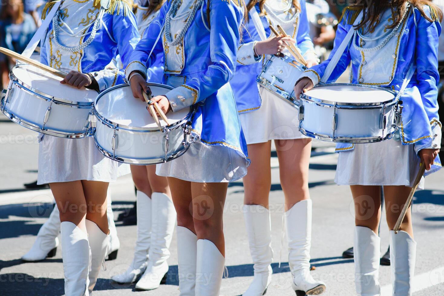 majorettes met wit en blauw uniformen uitvoeren in de straten van de stad. fotografisch serie foto