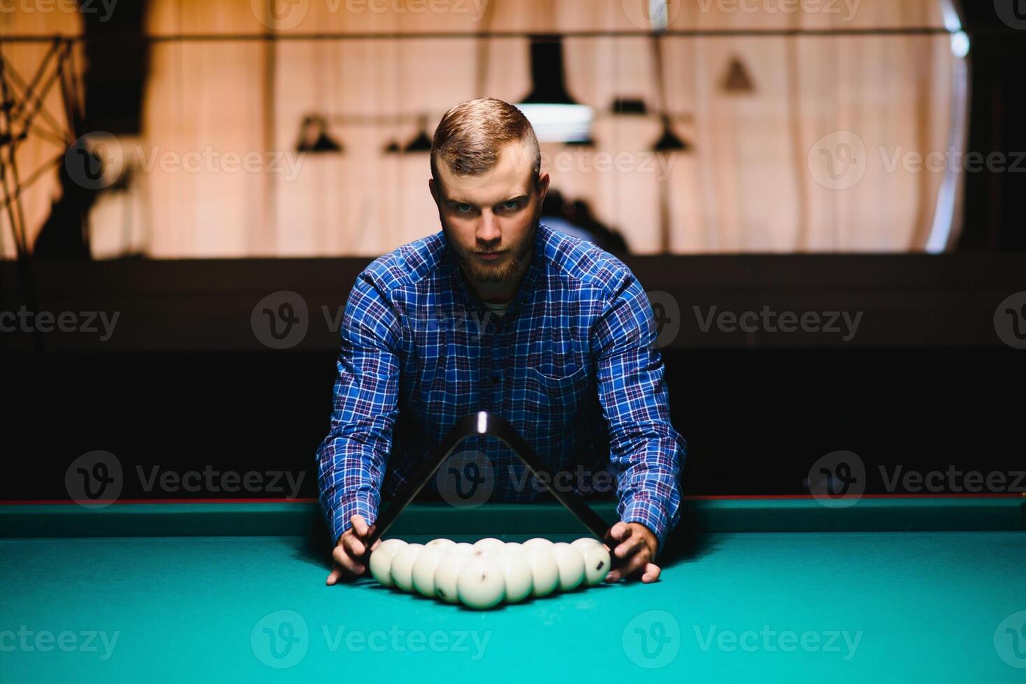 spelen biljart - detailopname schot van een Mens spelen biljart foto