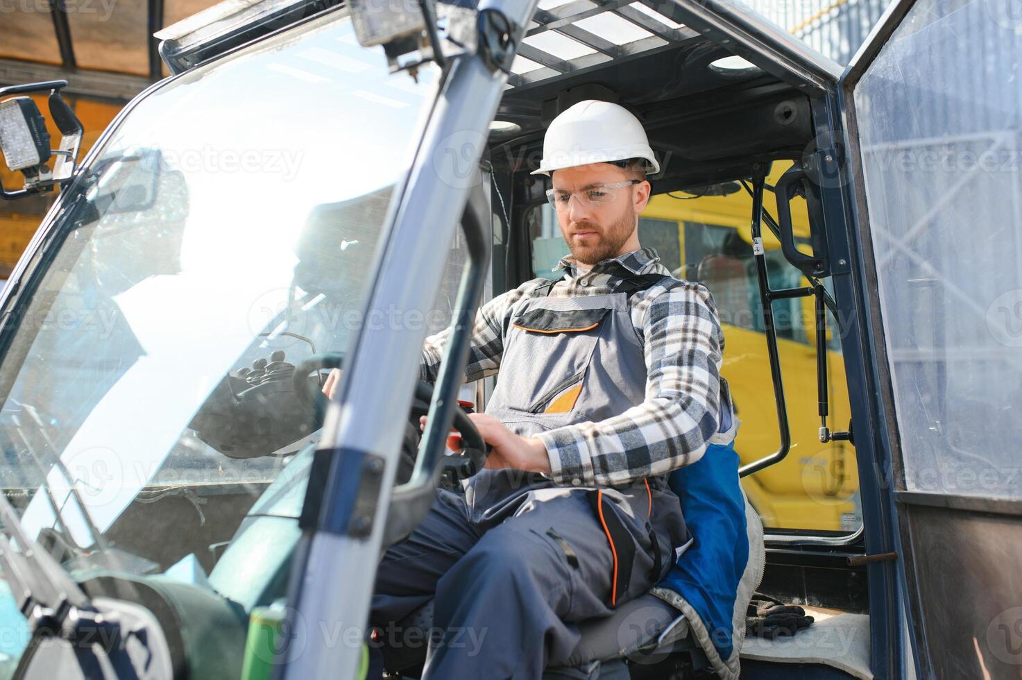 magazijn Mens arbeider met heftruck foto