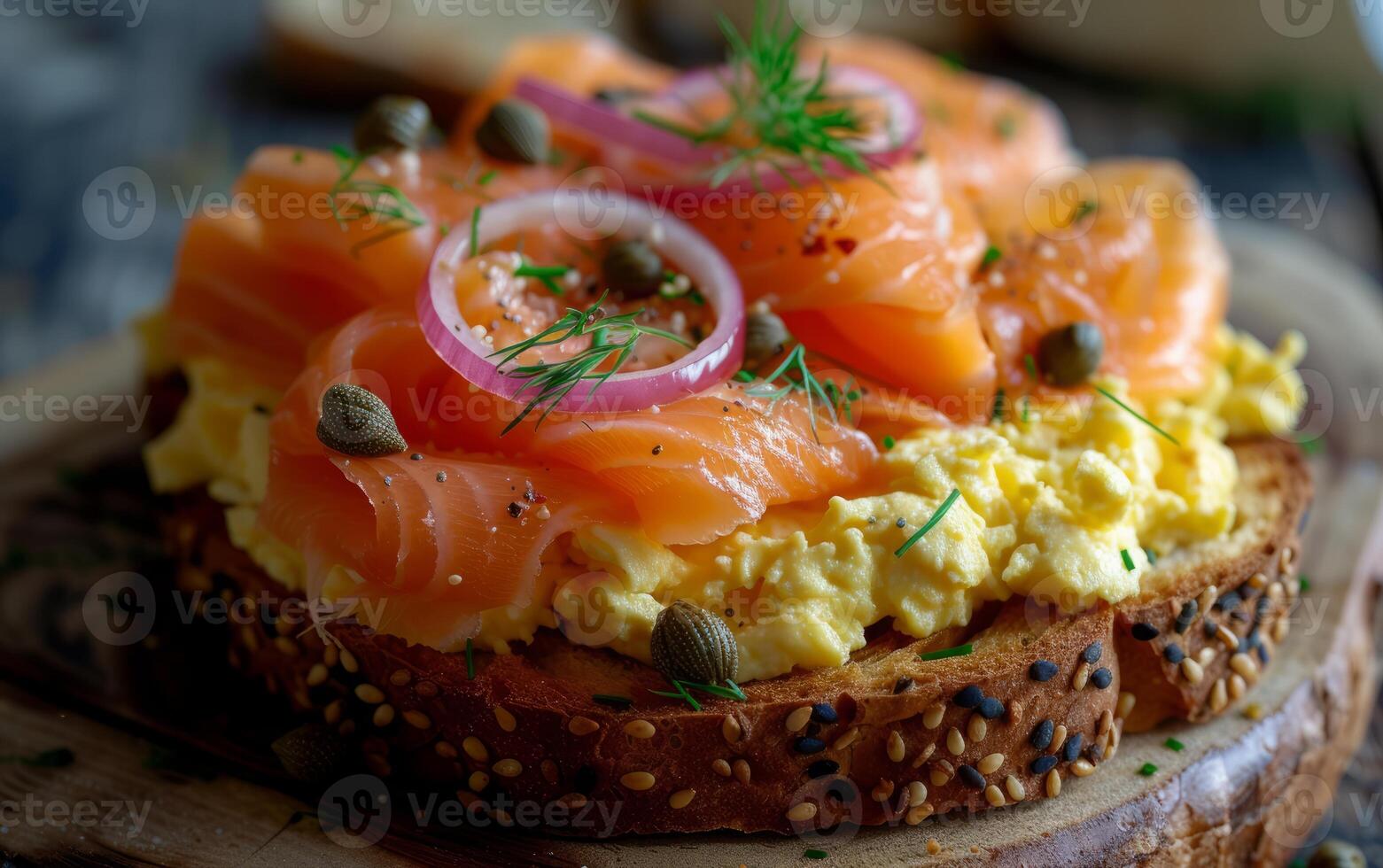 ai gegenereerd lekker rogge geroosterd brood met gerookt Zalm, romig door elkaar gegooid eieren, en kappertjes foto