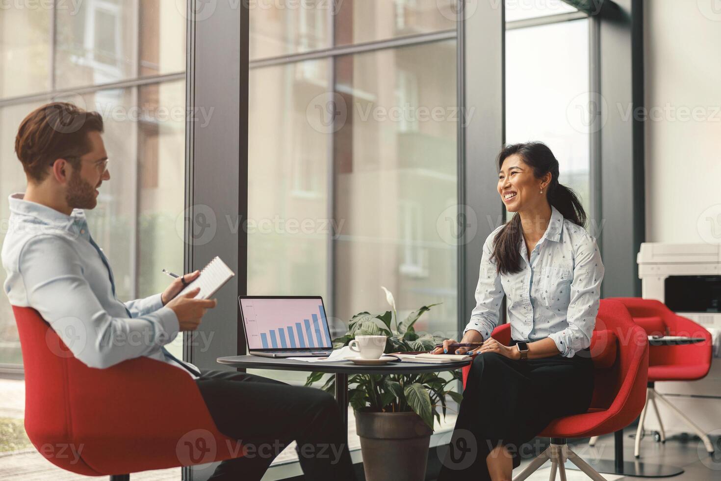 vrouw financieel analist raadplegen cliënt naar toenemen bedrijf winstgevendheid zittend in knus coworking foto