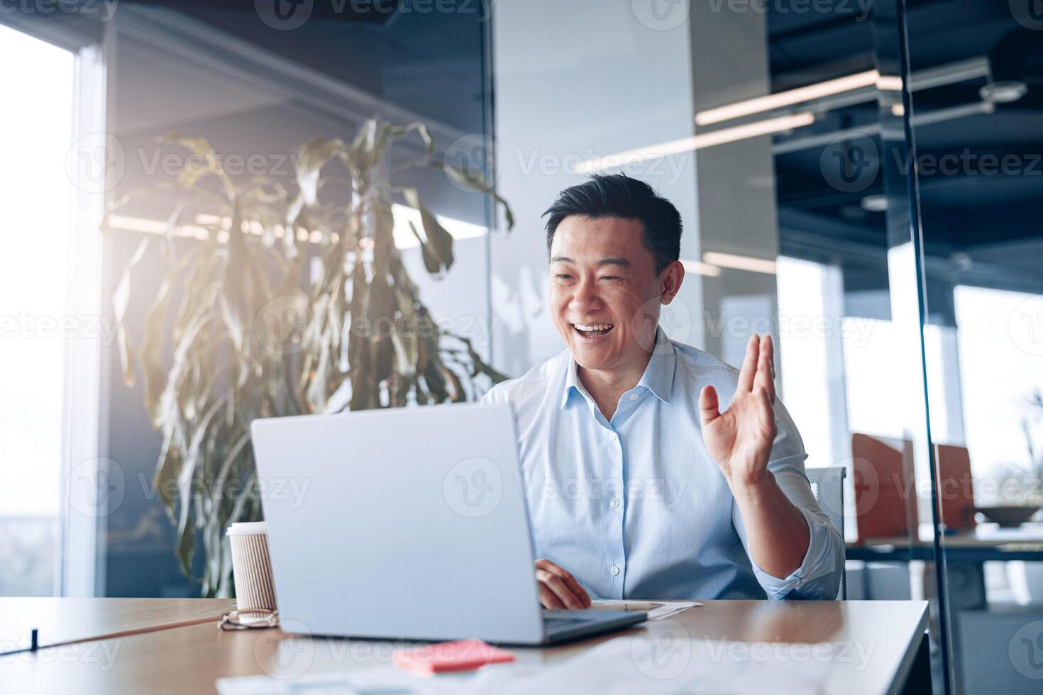 positief Aziatisch zakenman communiceren in video telefoontje met bedrijf partner foto