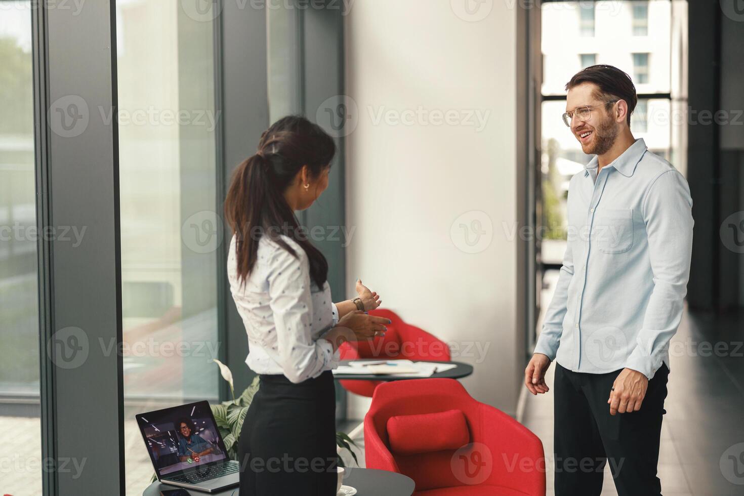 hr manager nodigt uit een kandidaat voor een vacature naar zitten naar beneden voor een interview foto