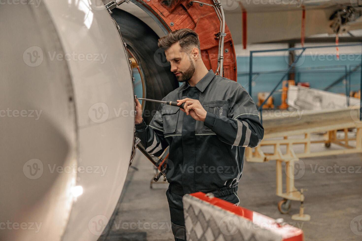 mannetje luchtvaart monteur repareren vliegtuig in hangar foto