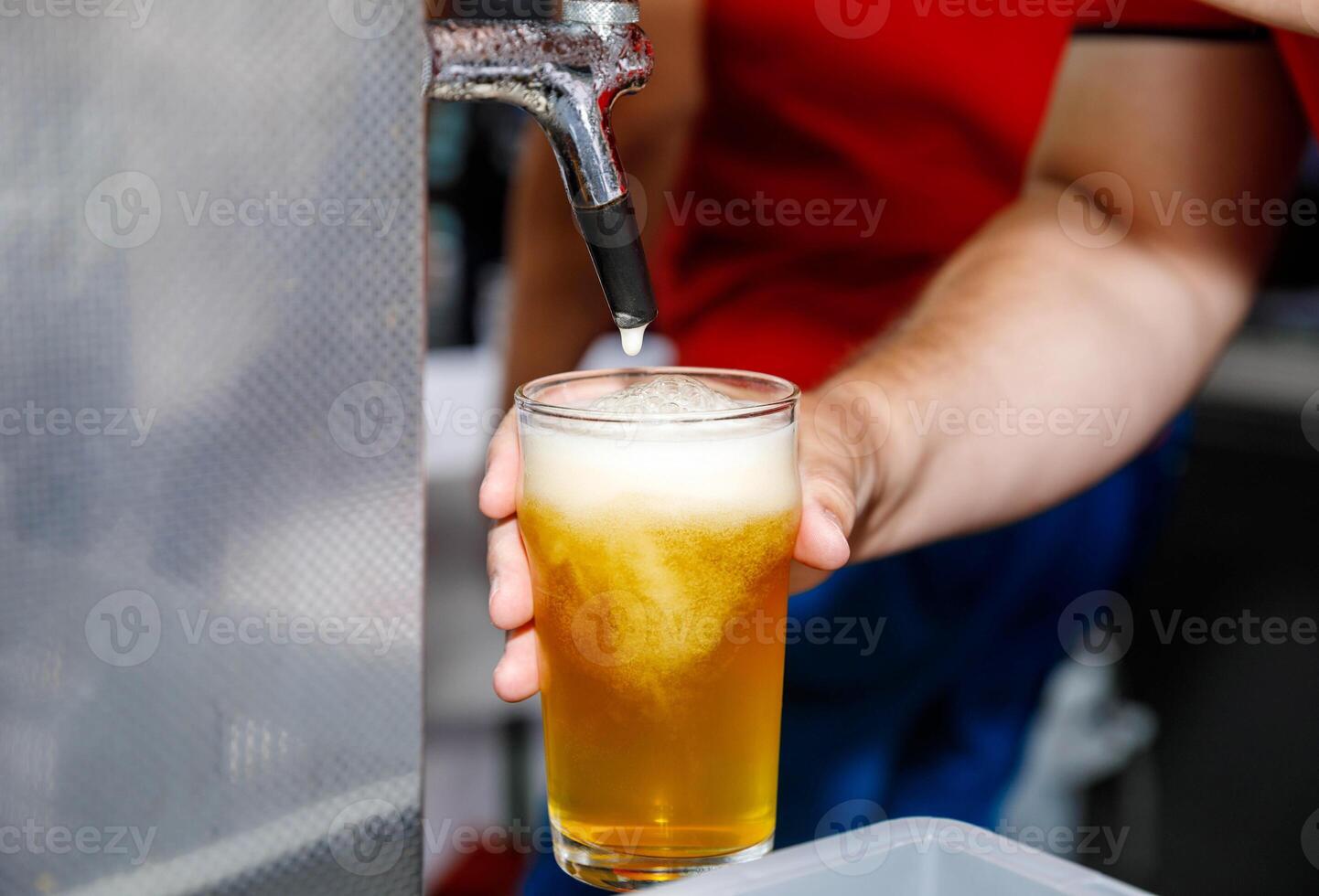 gieten een verfrissend bier van kraan in een glas Bij een bar foto