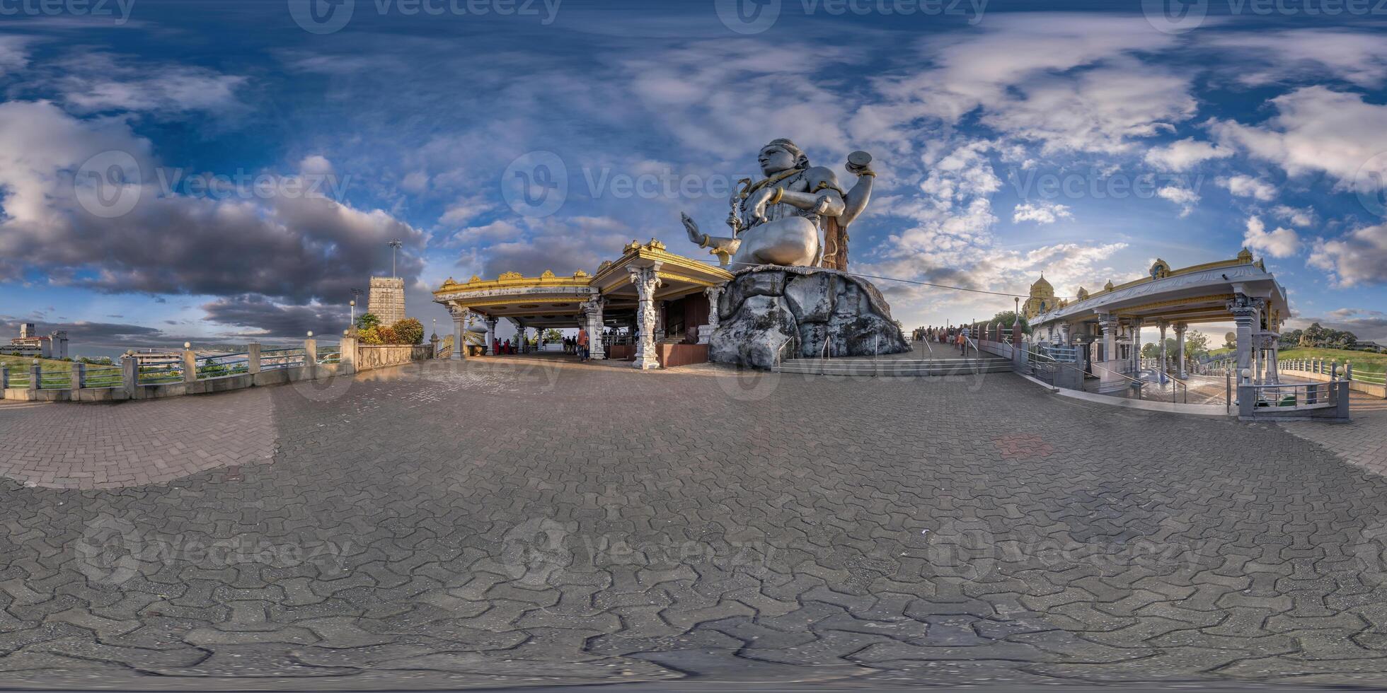 vol 360 hdri panorama in de buurt hoogste Hindoe shiva monument standbeeld in Indië Aan berg in de buurt oceaan Bij zonsondergang in equirectangular projectie foto