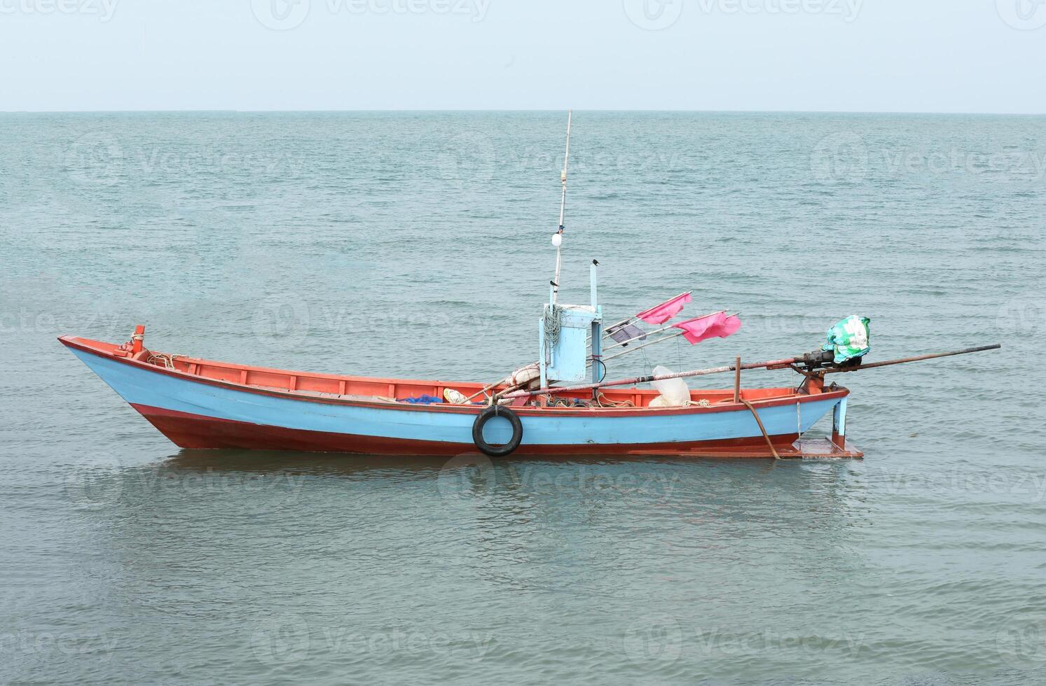 visvangst boot drijvend Aan de zee. foto