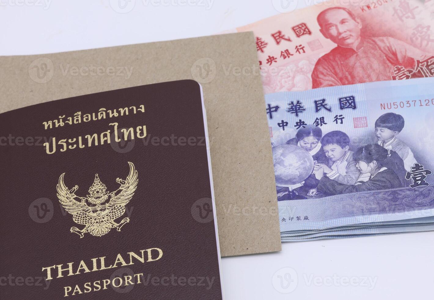 Thais paspoort met Taiwan dollars bankbiljetten geïsoleerd Aan wit achtergrond. foto