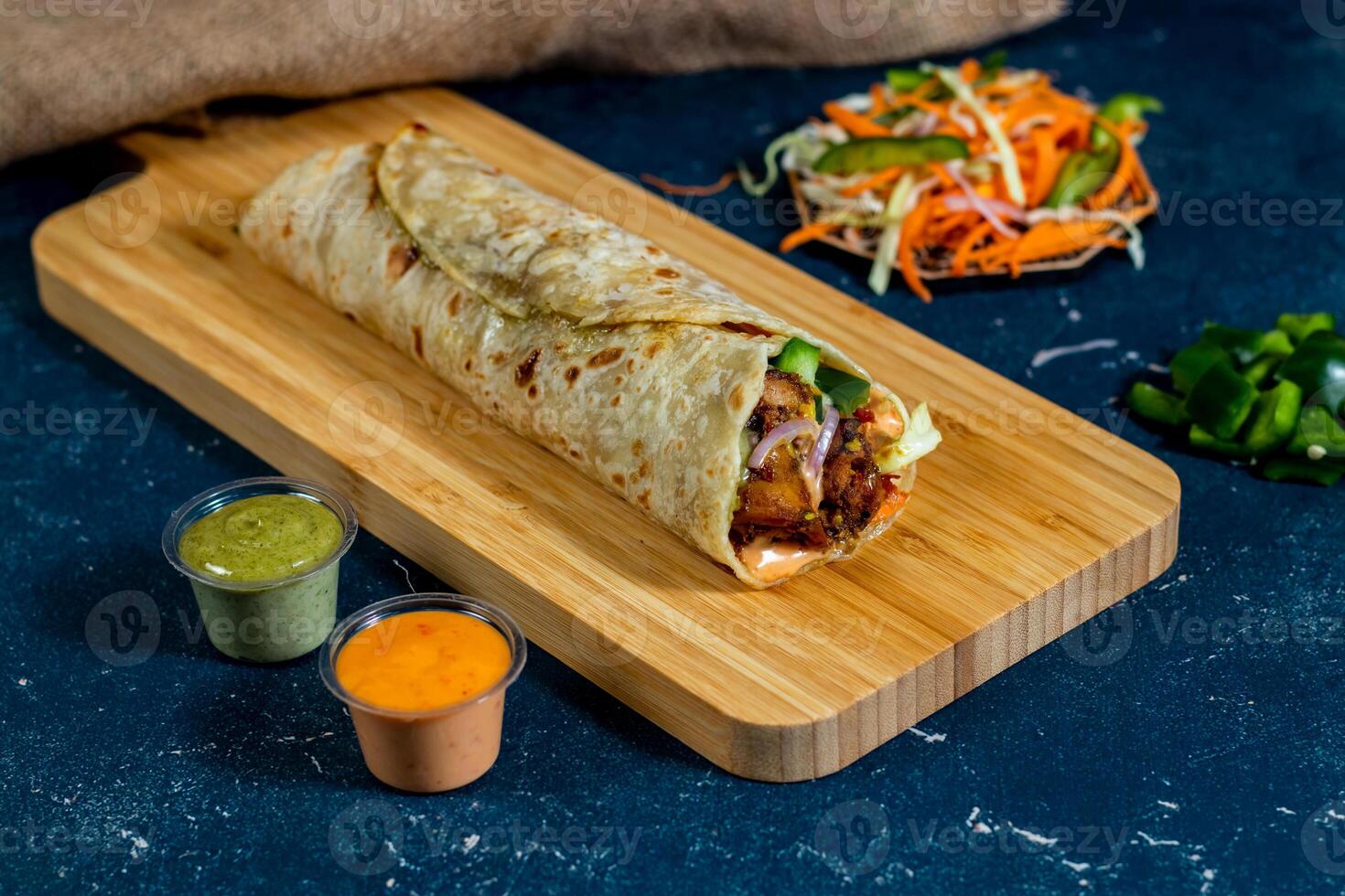 kip afghaans kebab shoarma inpakken met salade dip en saus geïsoleerd houten bord kant visie van Fast food foto