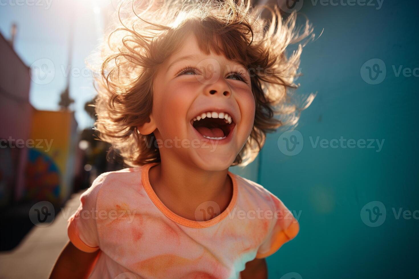 ai gegenereerd jong kind lachend in zonnig middag openhartig schot met spiegelloos camera en standaard- lens foto