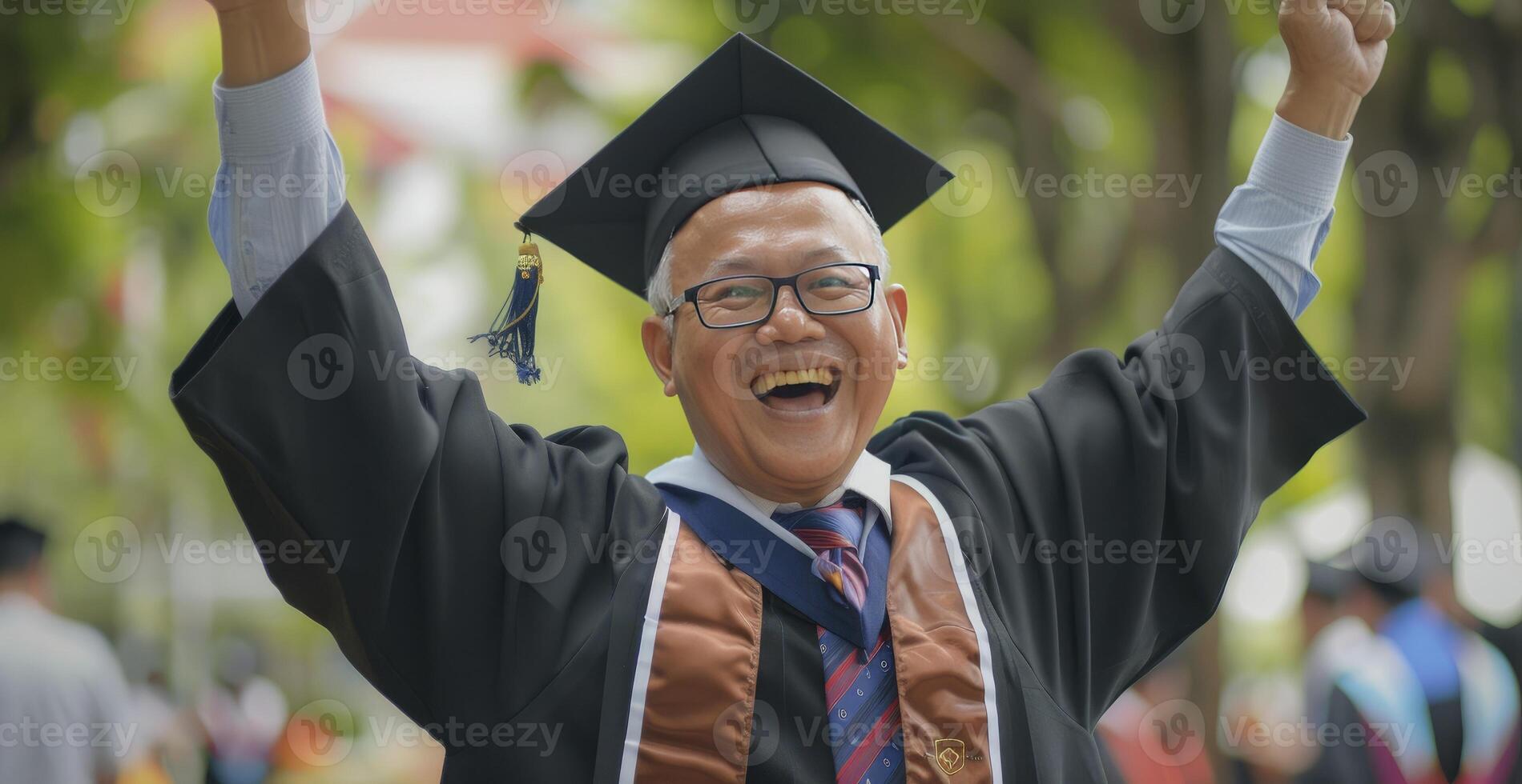 ai gegenereerd een senior Mens viert zijn diploma uitreiking, omarmen de prestatie van levenslang aan het leren en persoonlijk groei foto