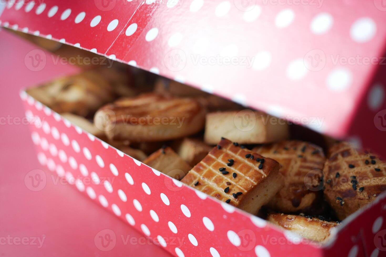 dichtbij omhoog van zoet koekjes in een papier doos foto