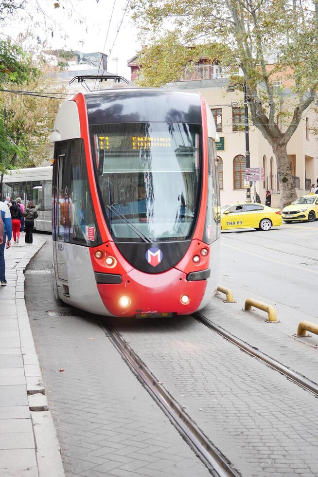 kalkoen Istanbul 1 juni 2023. t1 tram Bij Eminonu met mensen kruispunt de weg foto