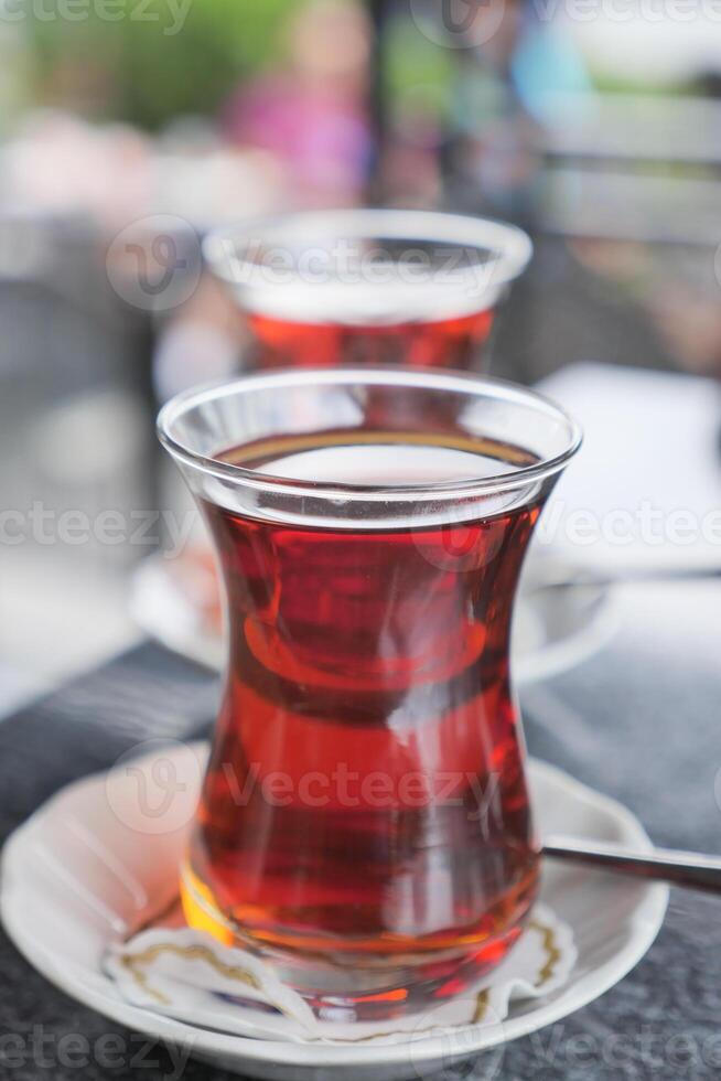 traditioneel Turks thee Aan wit tafel . foto