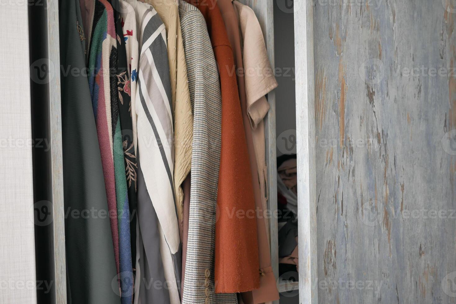 organiserende kleren in een kast Aan schappen voor comfort en gemak van toegang foto