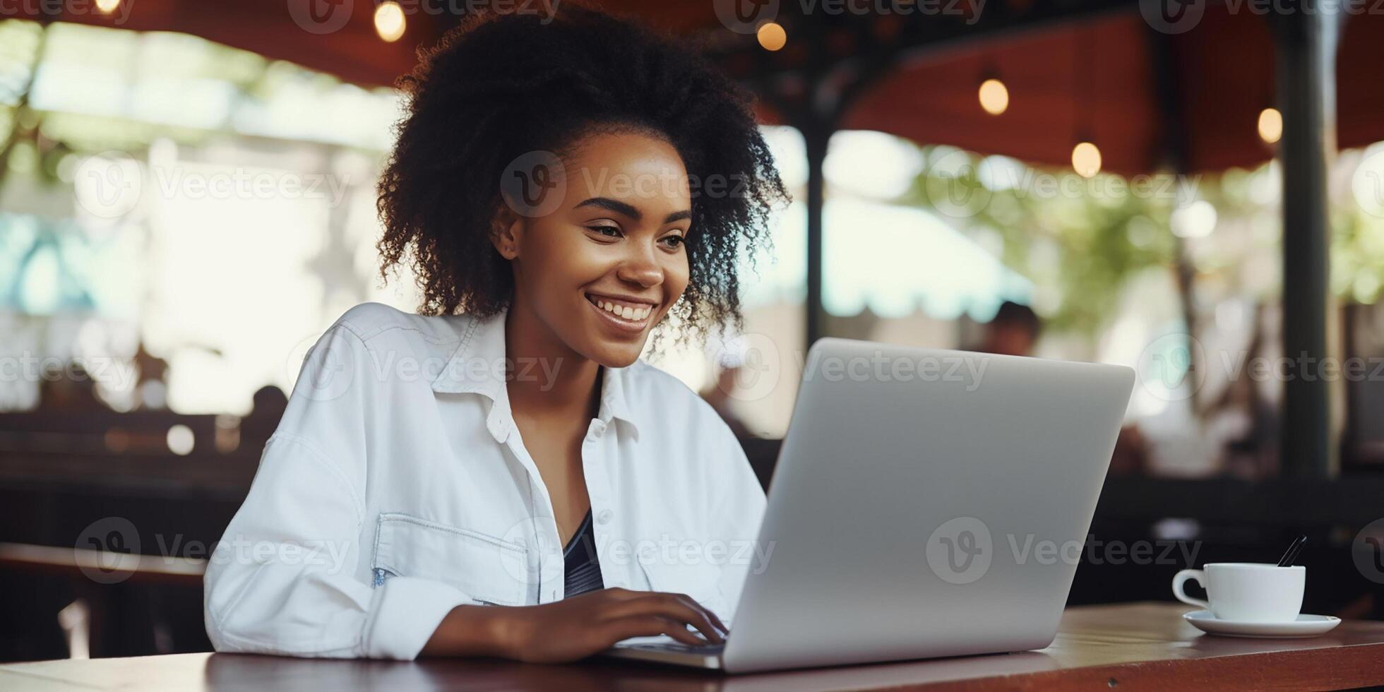 ai gegenereerd jong mooi met een donkere huid meisje werken Aan een laptop in een cafe foto