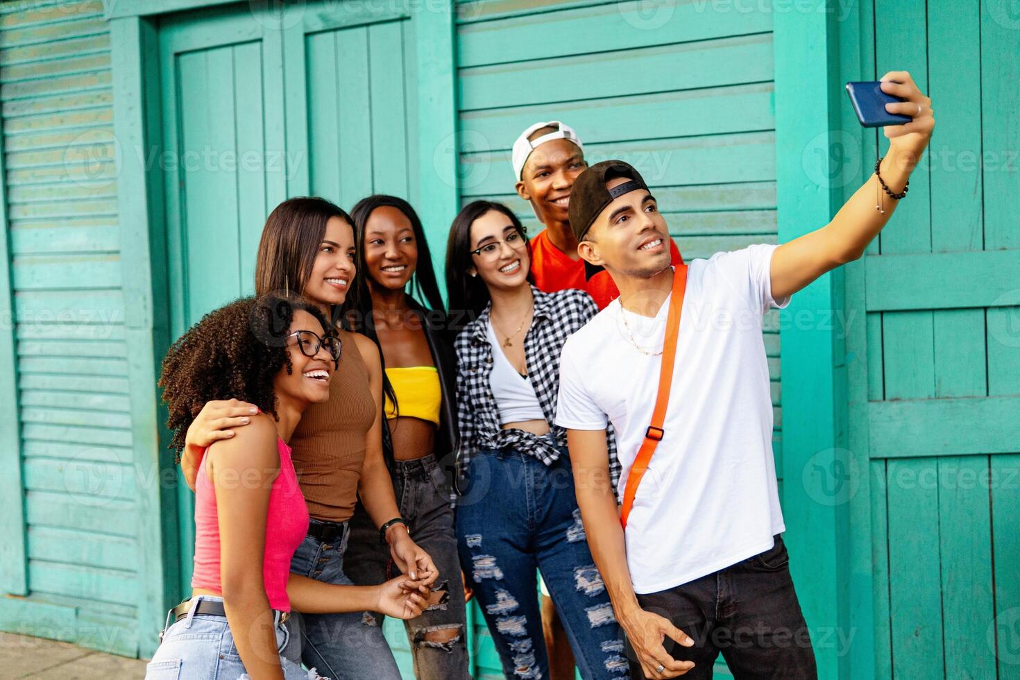 groep van vrienden nemen een selfie. foto