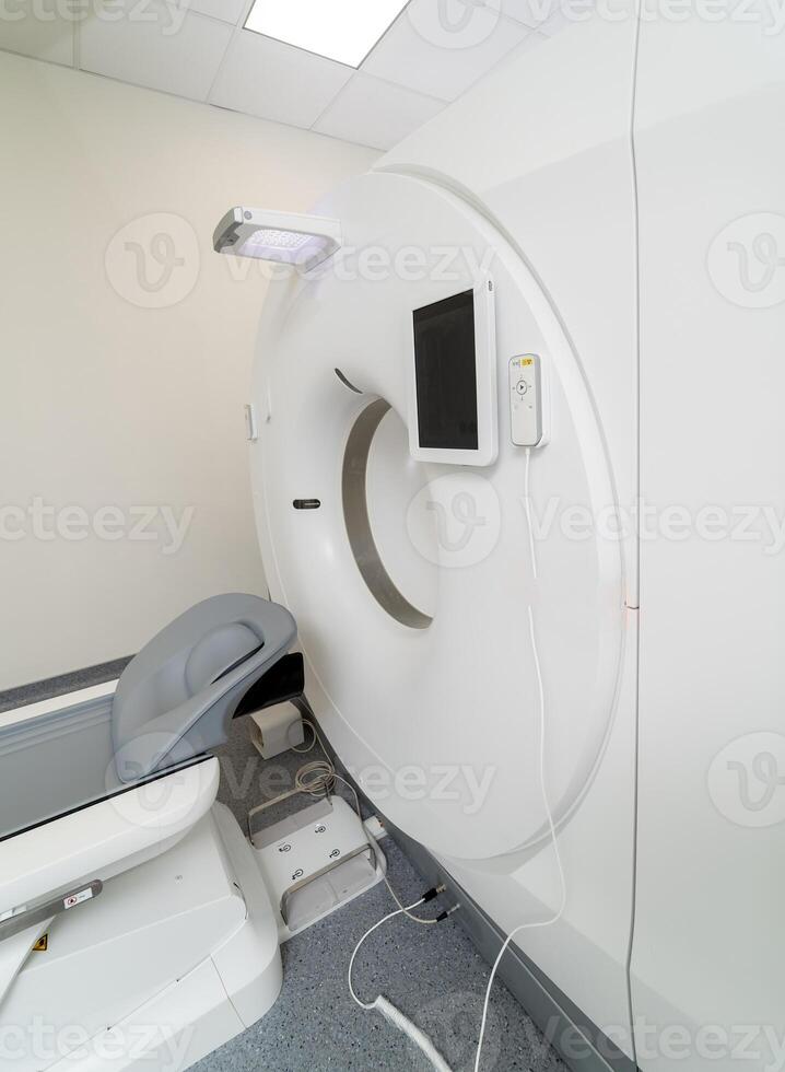 mri apparatuur. magnetisch resonantie in beeld brengen scannen apparaat in ziekenhuis. medisch uitrusting en Gezondheid zorg concept. foto