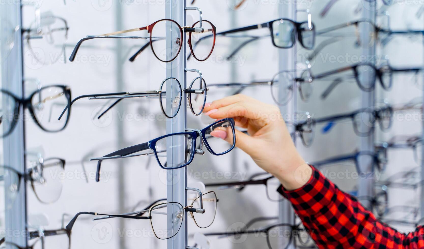 vrouw kiezen nieuw paar- van bril in opticiens op te slaan. optiek. oogheelkunde. foto