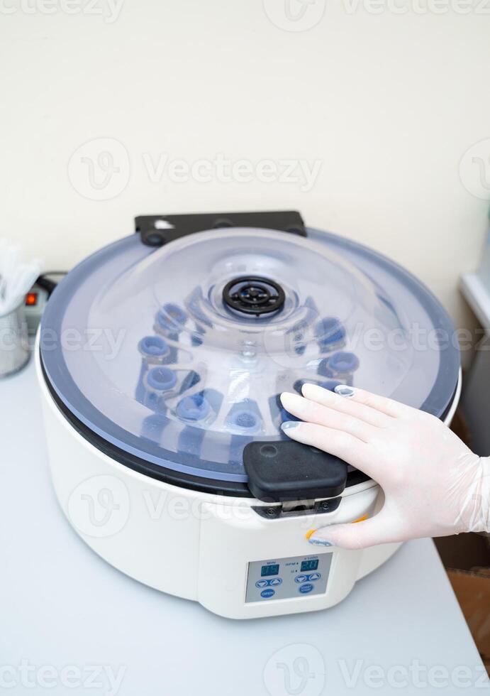 medisch modern centrifuge technologie. virus onderzoek in laboratorium. foto