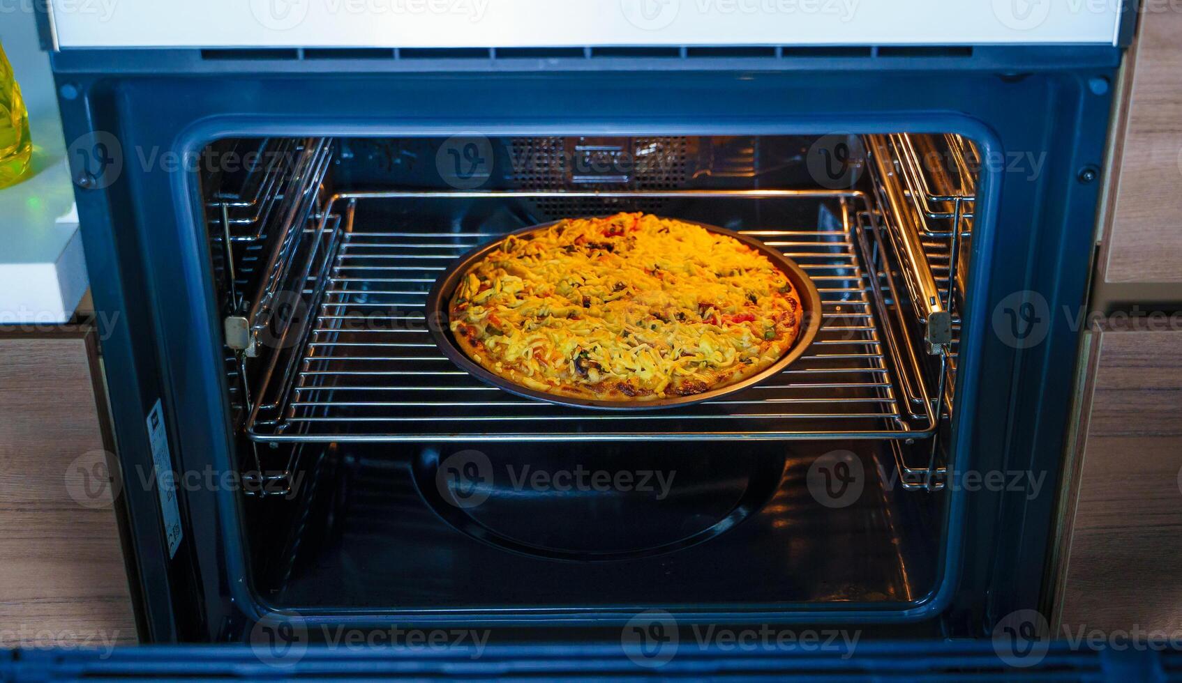 pizza Koken Aan een ronde dienblad in een oven. eigengemaakt pizza. foto