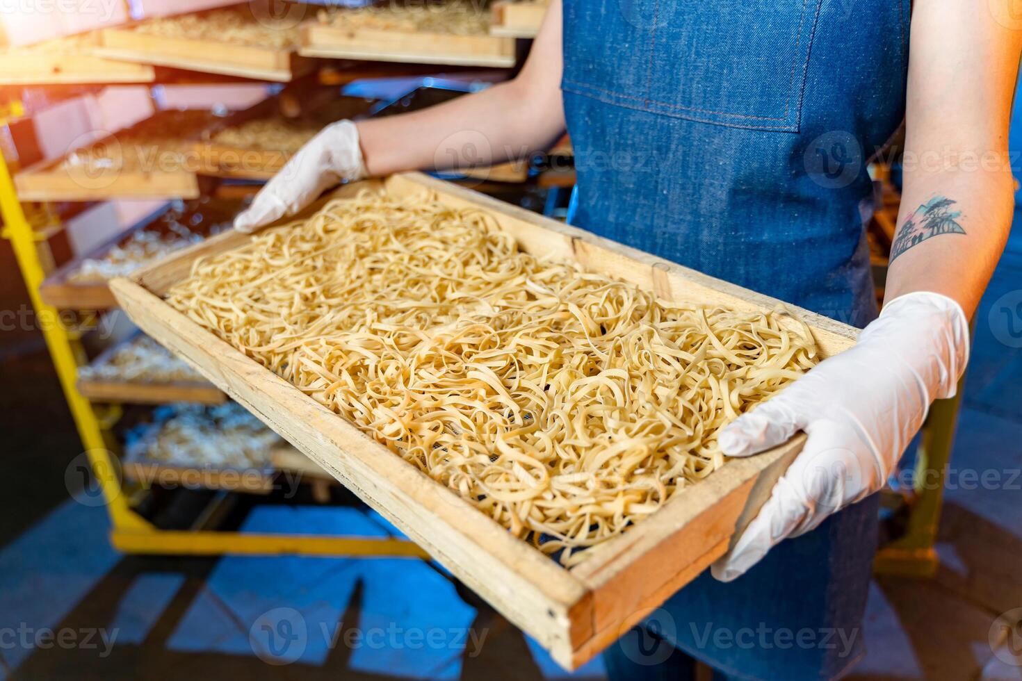 pasta productie Bij fabriek. houten dozen voor macaroni rusten. technologisch productie fabriek industrieel werk, rauw macaroni detailopname. foto