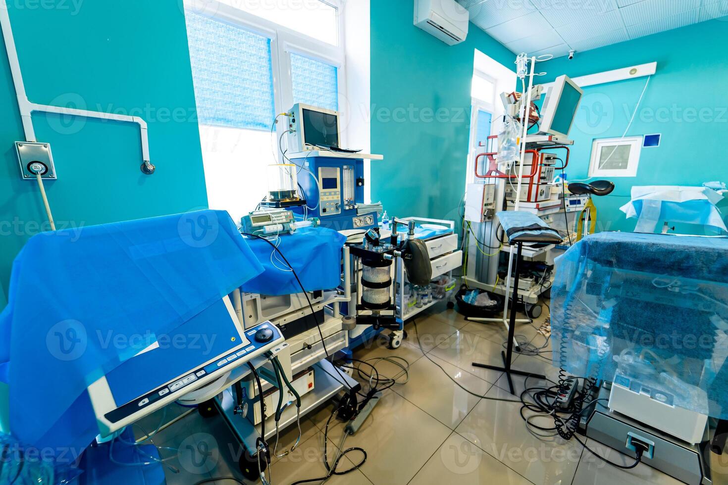medisch apparaten, interieur ziekenhuis ontwerp concept. interieur van in werking kamer in modern kliniek, scherm met testen. detailopname foto