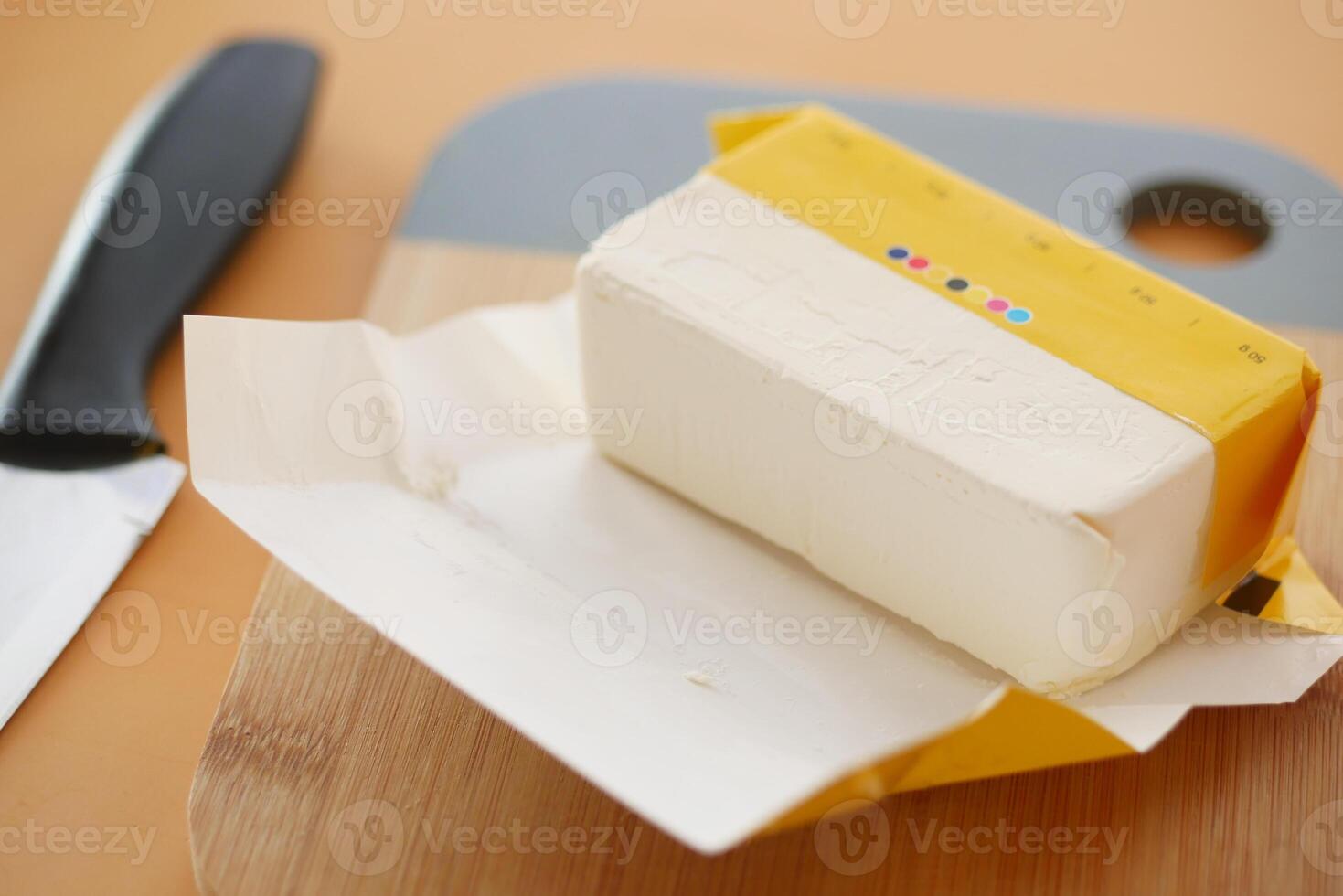plakje boter op een papier op tafel foto