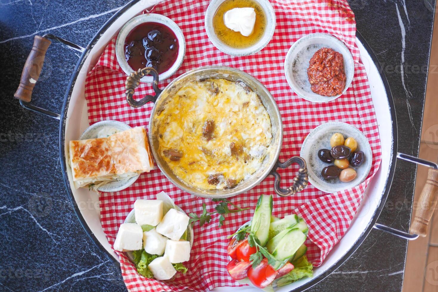 top visie van Turks ontbijt Aan tafel foto