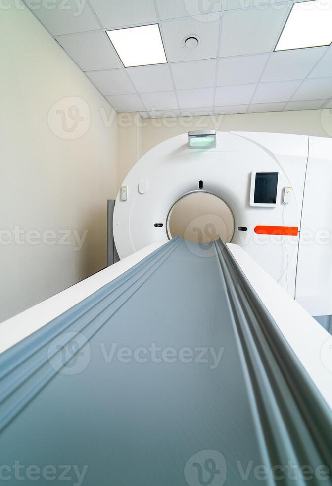 ct scanner is klaar naar te ontvangen de geduldig. selectief focus Aan mri tafel met Nee geduldig. modern uitrusting in kliniek. foto