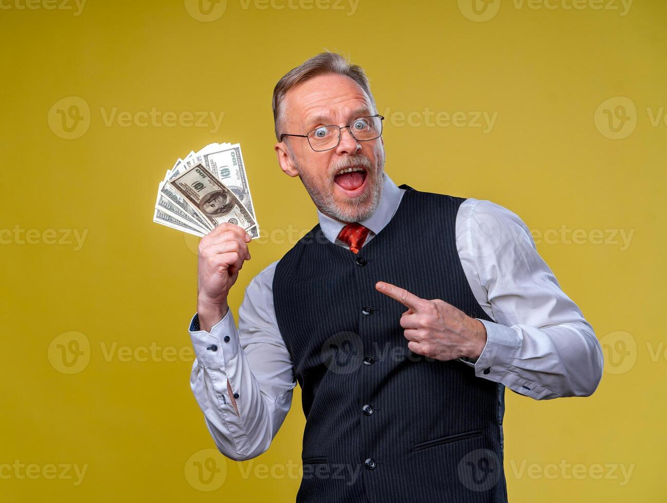 portret van heel opgewonden Mens met bundel van geld. Lucky dag. menselijk emoties en gelaats uitdrukkingen foto