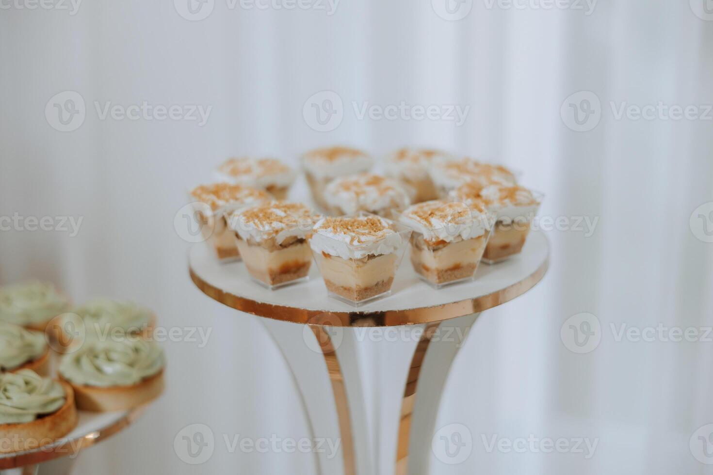 amandel koekjes, zoet cakes voor een bruiloft banket. een heerlijk ontvangst, een luxueus ceremonie. tafel met snoepgoed en desserts. heerlijk kleurrijk Frans desserts Aan een bord of tafel. snoep bar. foto