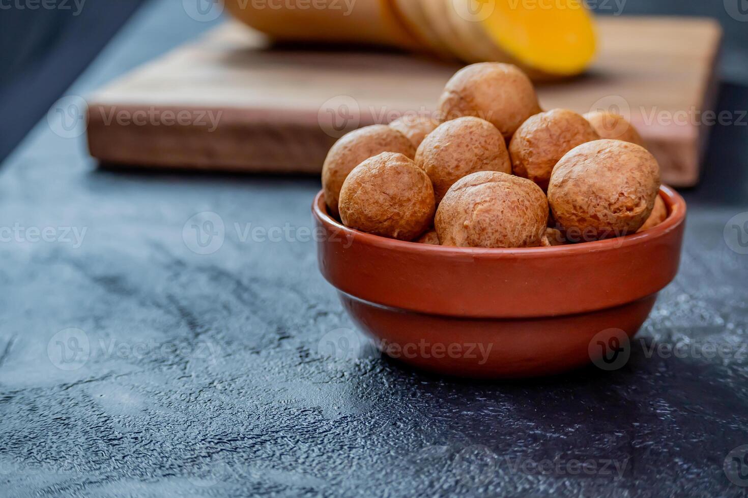 vers gekookt pompoen beignets Aan een tafel. foto