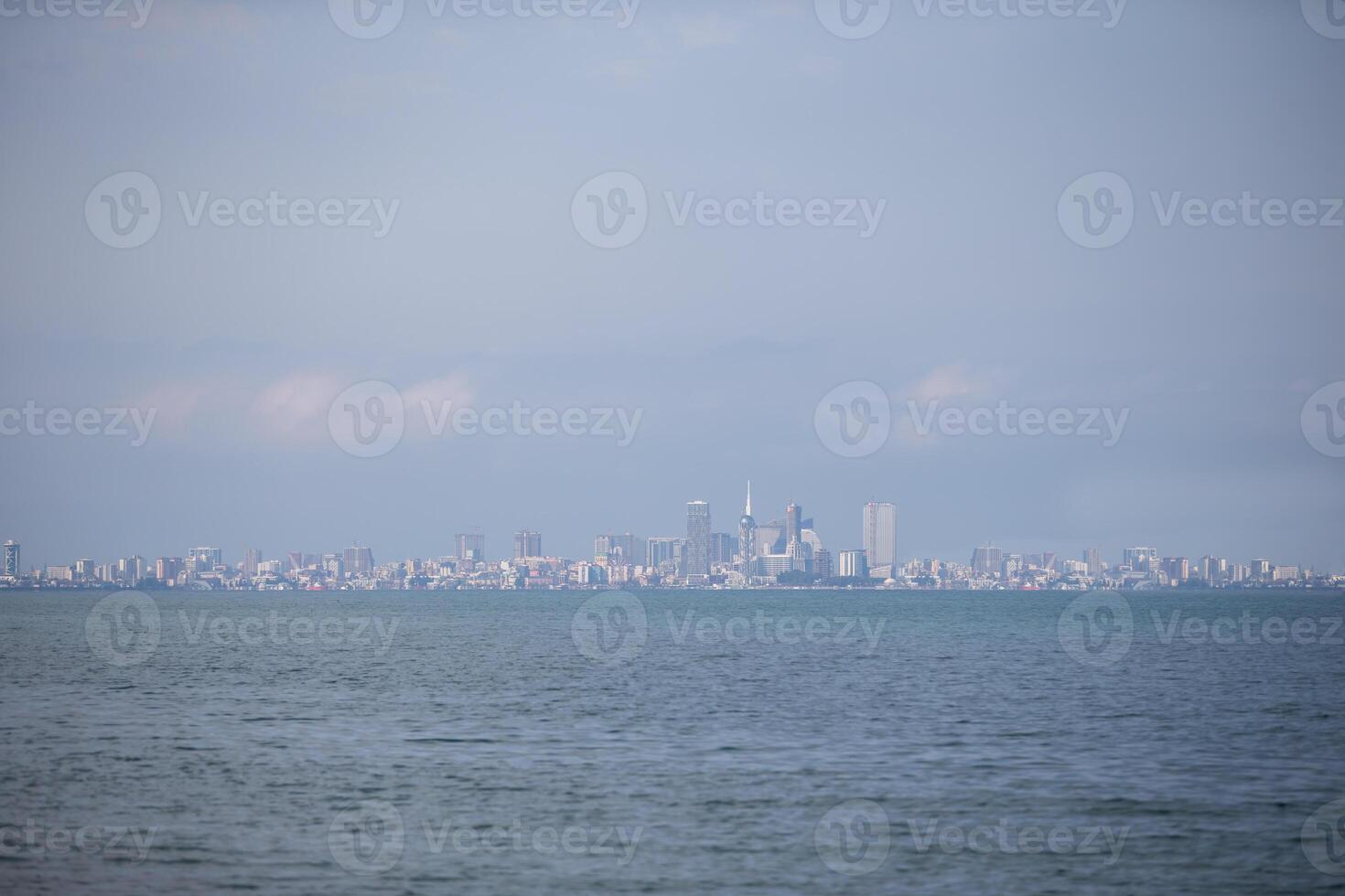 panorama van de modern stad van batumi van de zee. foto