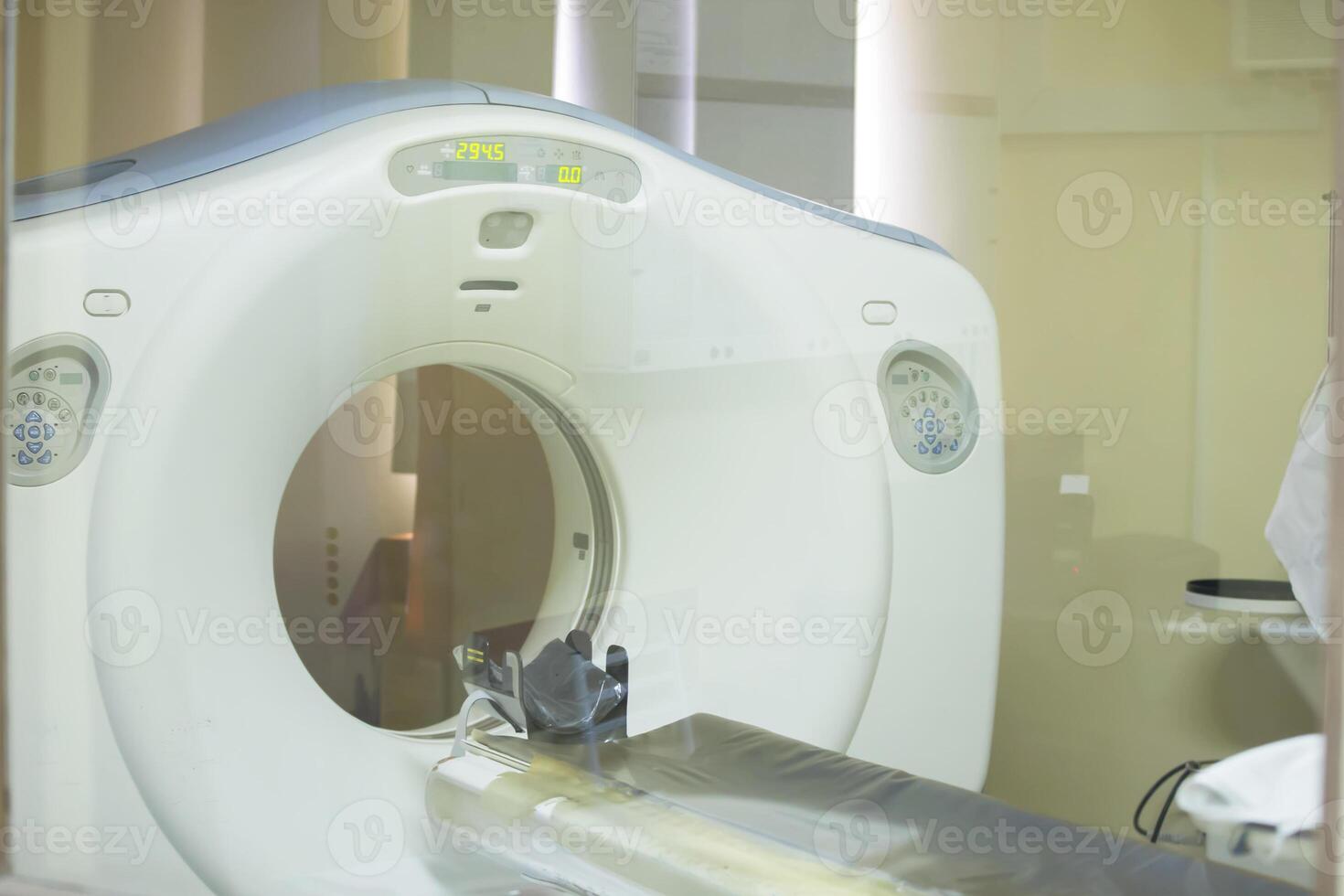 mri machine voor magnetisch resonantie in beeld brengen in ziekenhuis radiologie foto