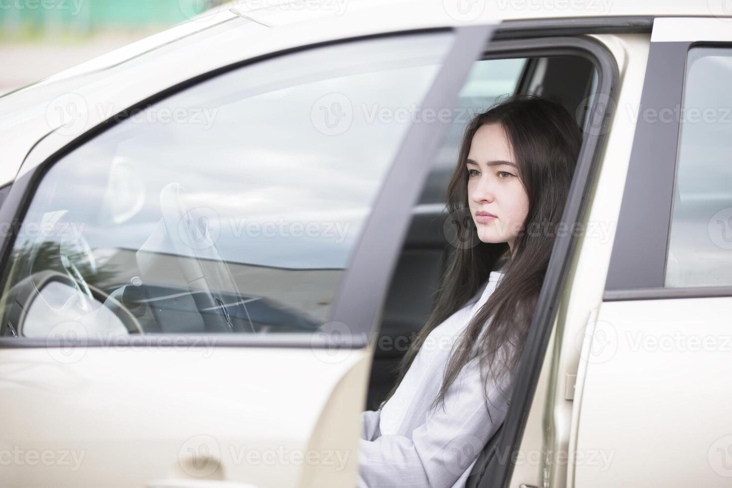 jong meisje in de auto. mooi vrouw het rijden foto