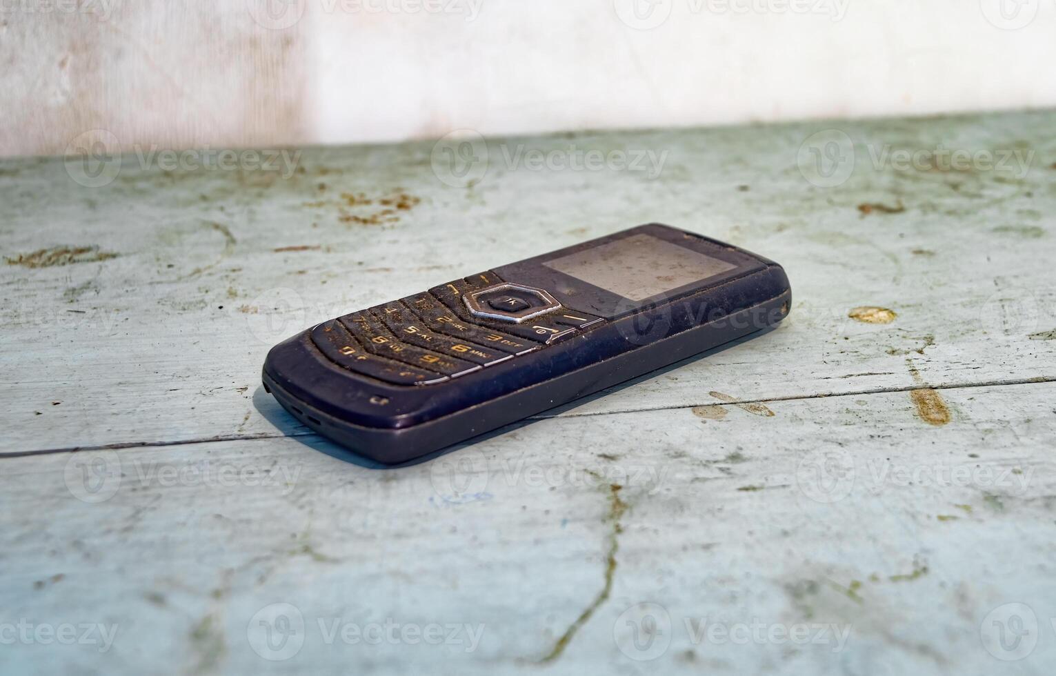 een oud cel telefoon links Aan de tafel foto