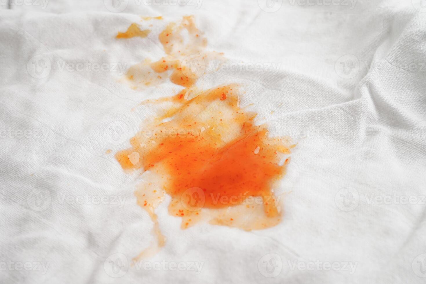 vuil tomaat saus bekladden of ketchup Aan kleding naar wassen met het wassen poeder, schoonmaak huiswerk concept. foto