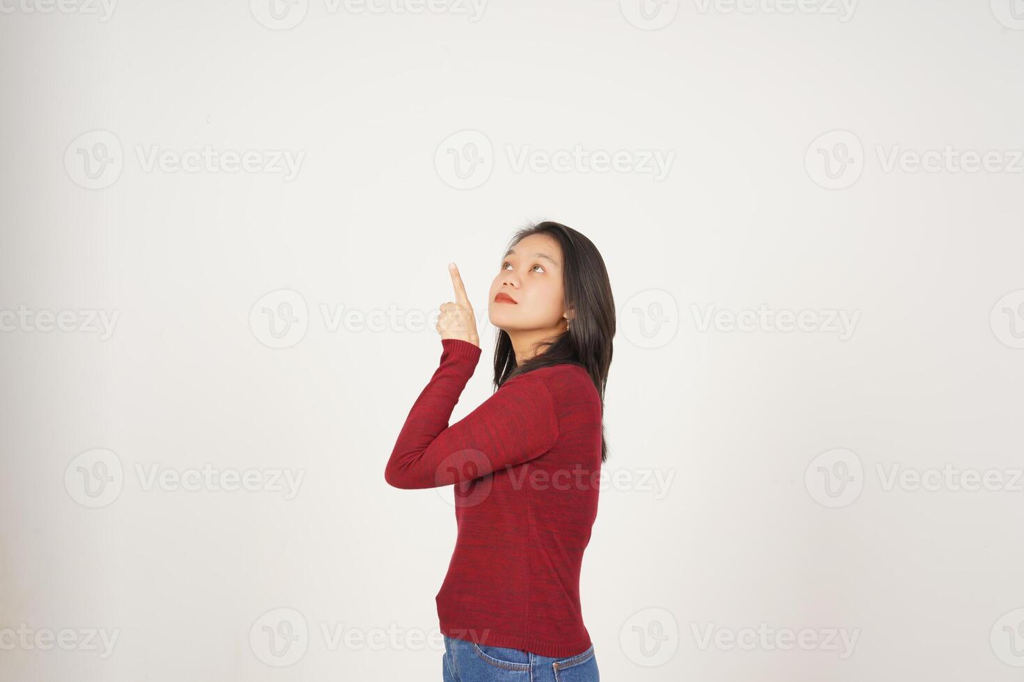 jong Aziatisch vrouw in rood t-shirt richten omhoog Bij kopiëren ruimte geïsoleerd Aan wit achtergrond foto